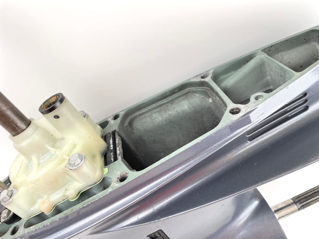 2004 + Yamaha 150HP 4 Stroke 25" Shaft Lower Unit Gear Case 63P-45300-17-8D RH