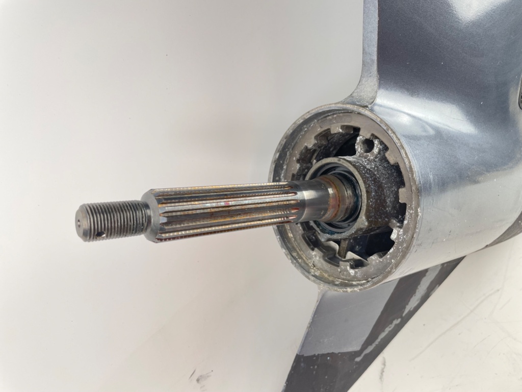 Yamaha F350 350HP Outboard 25" XL Lower Unit Gear Case RH Right Hand Rotation