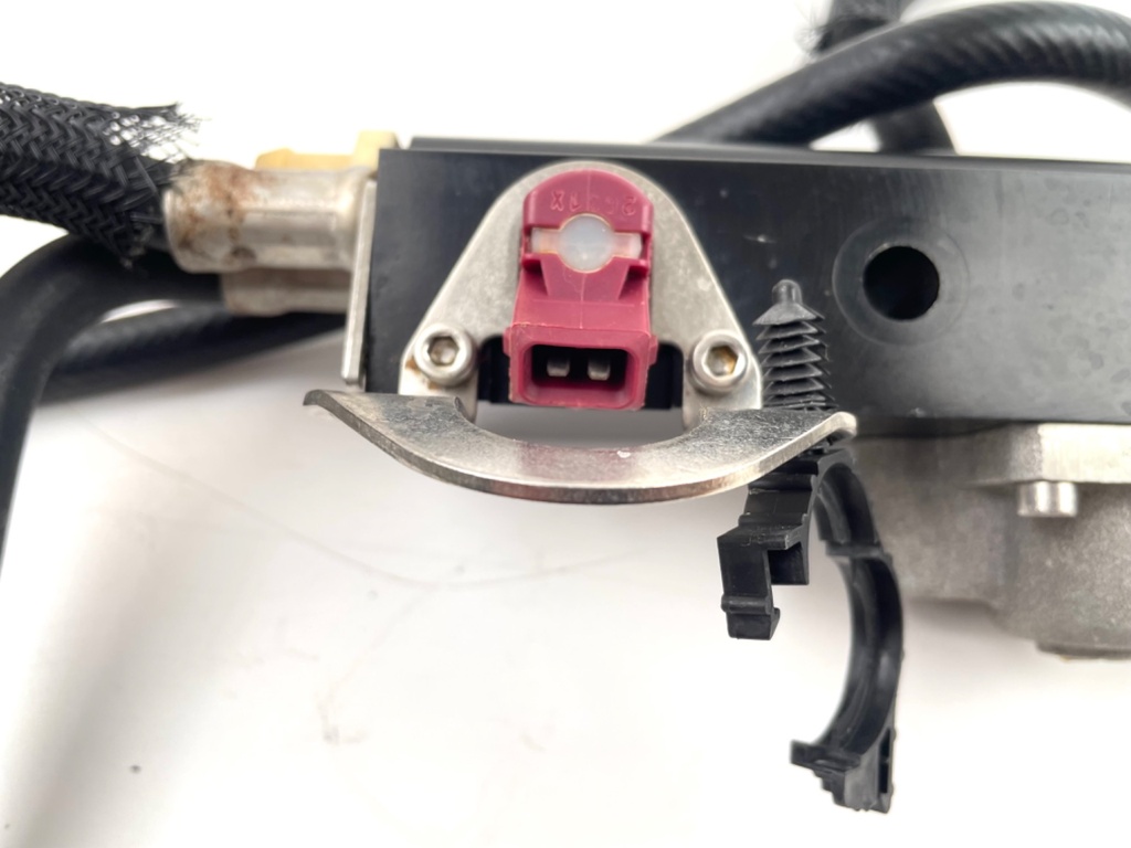 2001 Mercury 225 HP 2 Stroke Outboard Fuel Injector Set W/ Rail 858259A1 OEM