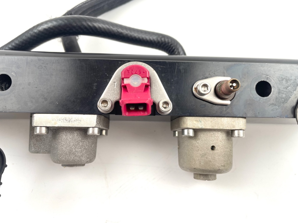 2001 Mercury 225 HP 2 Stroke Outboard Fuel Injector Set W/ Rail 858259A1 OEM