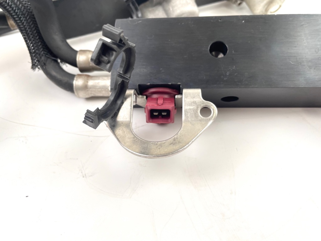 2001 Mercury 225 HP 2 Stroke Outboard Fuel Injector Set W/ Rail 858259A1 OEM