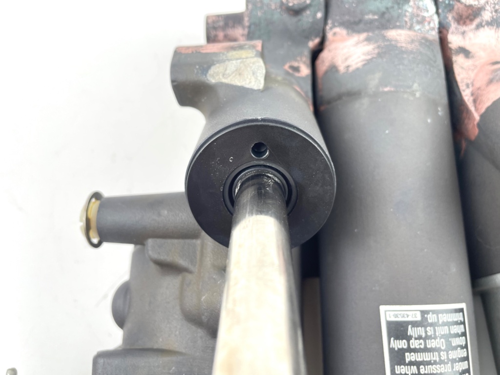 2001 Mercury 225 HP 2 Stroke Outboard Power Trim Tilt Unit 826729T2 OEM