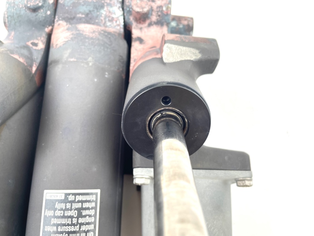 2001 Mercury 225 HP 2 Stroke Outboard Power Trim Tilt Unit 826729T2 OEM