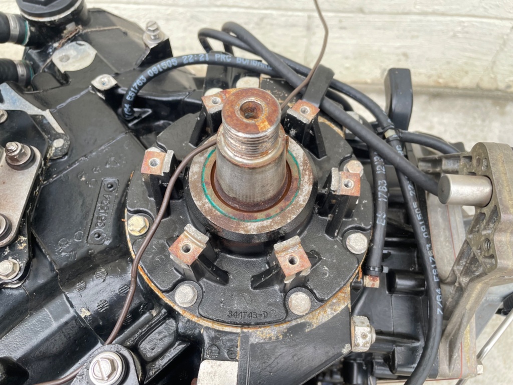 2006 Evinrude 225 HP 2 Stroke Outboard Powerhead 5005909 OEM