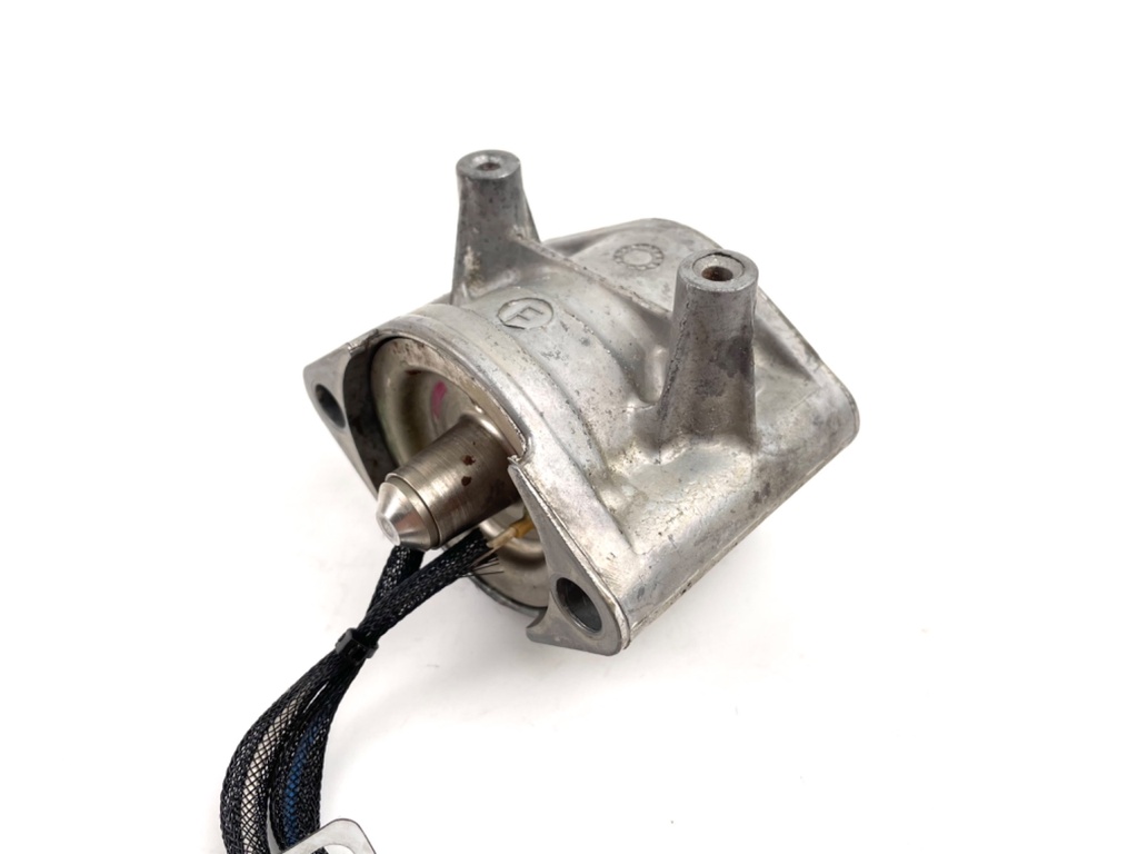 2006 Evinrude 225 HP 2 Stroke Outboard Starboard Side Fuel Injector 5006222 OEM