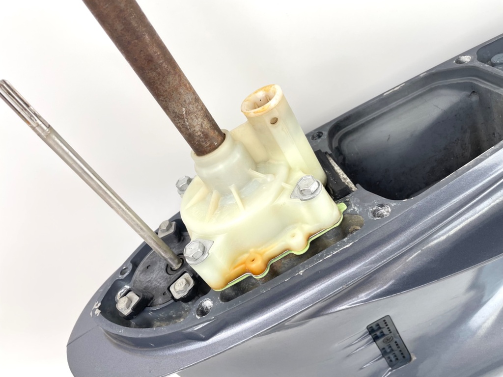 2004 + Yamaha 150HP 4 Stroke 25" Shaft Lower Unit Gear Case 63P-45300-17-8D RH