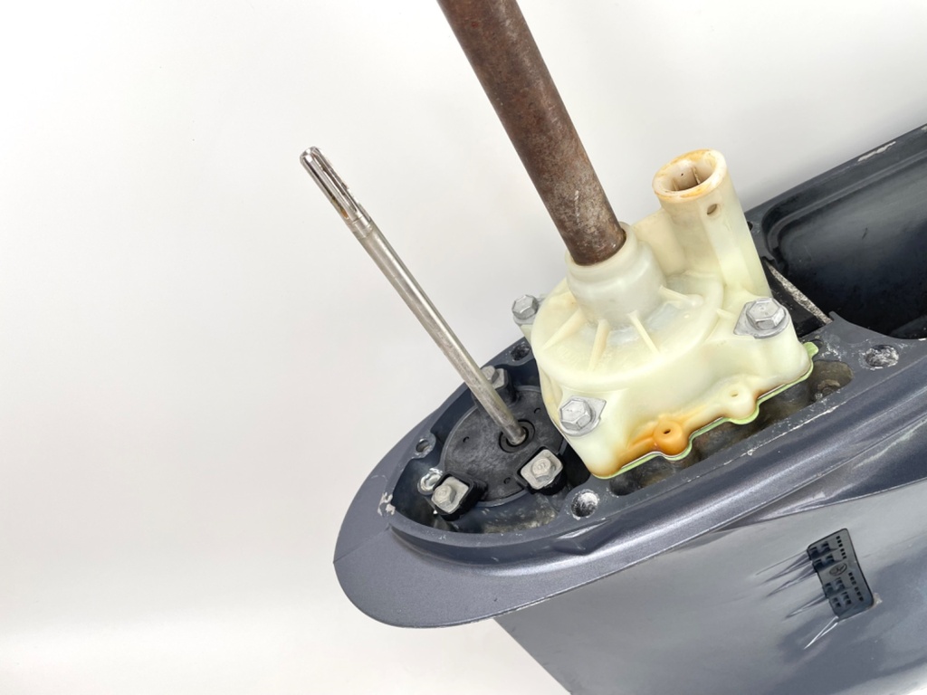 2004 + Yamaha 150HP 4 Stroke 25" Shaft Lower Unit Gear Case 63P-45300-17-8D RH