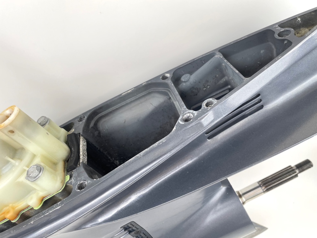 2004 + Yamaha 150HP 4 Stroke 25" Shaft Lower Unit Gear Case 63P-45300-17-8D RH