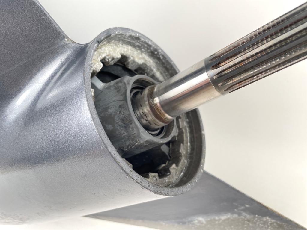 2004 + Yamaha 150HP 4 Stroke 25" Shaft Lower Unit Gear Case 63P-45300-17-8D RH