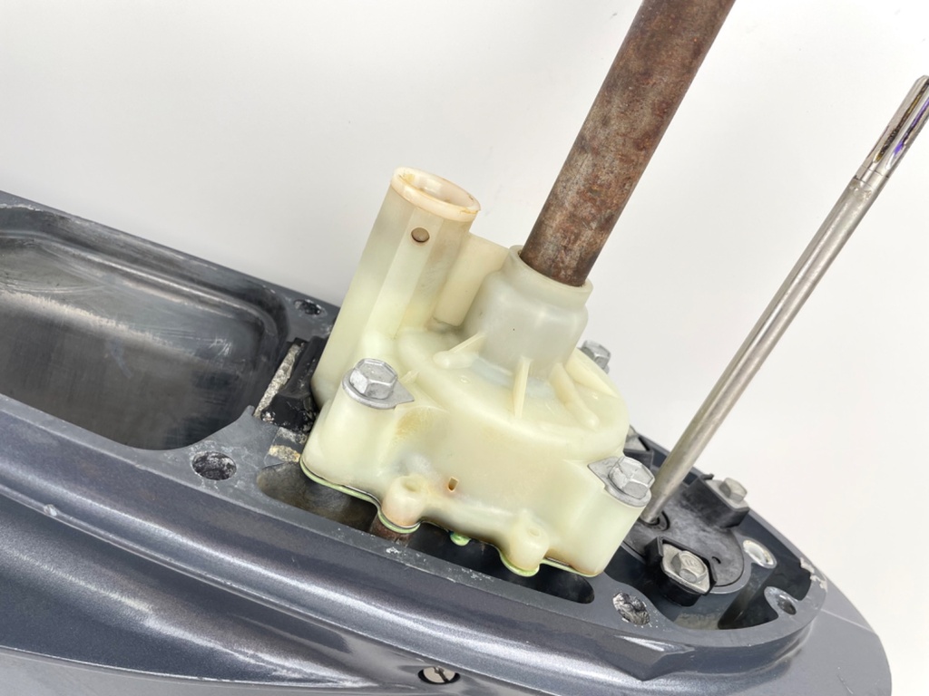 2004 + Yamaha 150HP 4 Stroke 25" Shaft Lower Unit Gear Case 63P-45300-17-8D RH