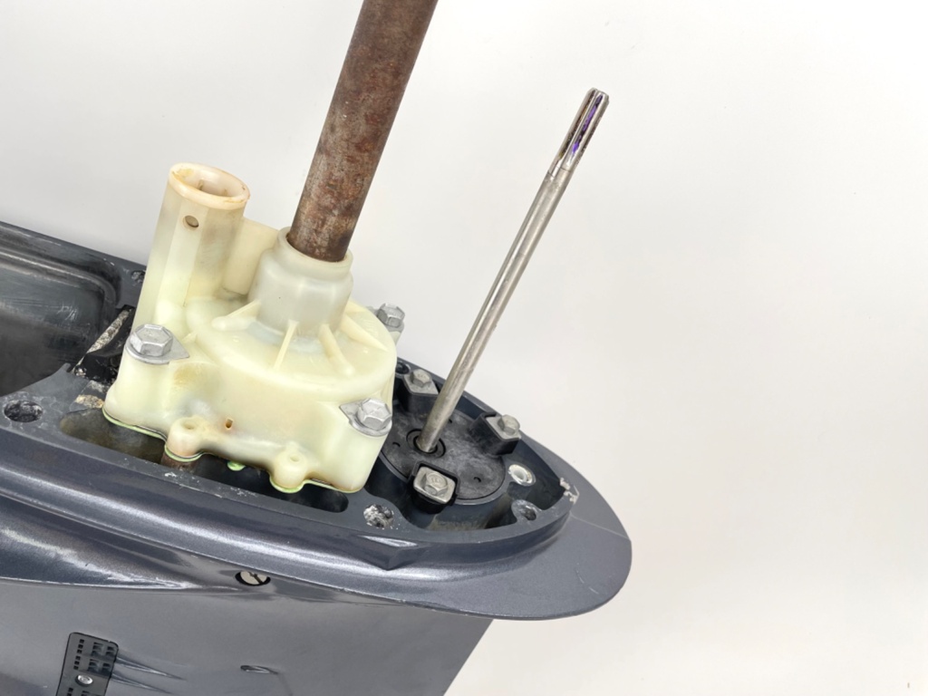 2004 + Yamaha 150HP 4 Stroke 25" Shaft Lower Unit Gear Case 63P-45300-17-8D RH