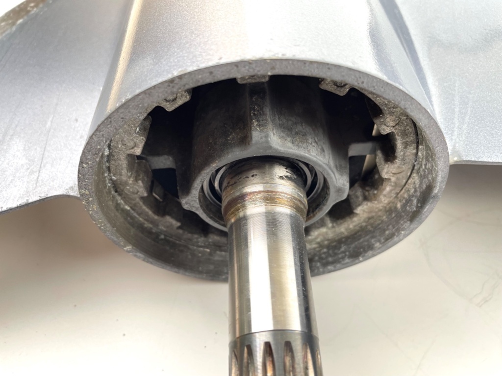 2004 + Yamaha 150HP 4 Stroke 25" Shaft Lower Unit Gear Case 63P-45300-17-8D RH