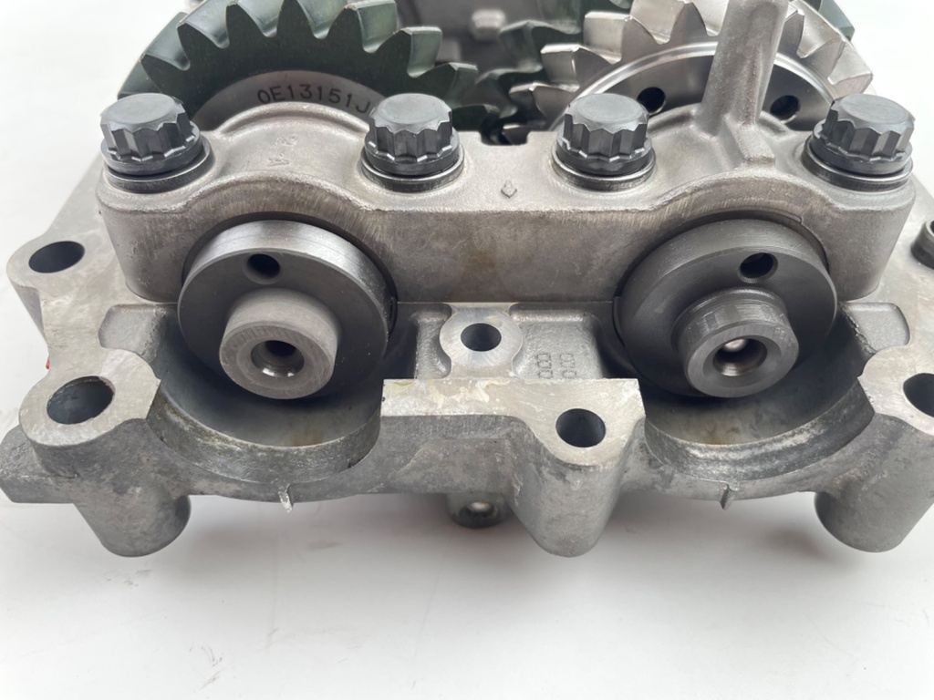 2016 Yamaha 150 HP 4 Stroke Outboard Balancer Assembly 63P-11500-04-00 OEM