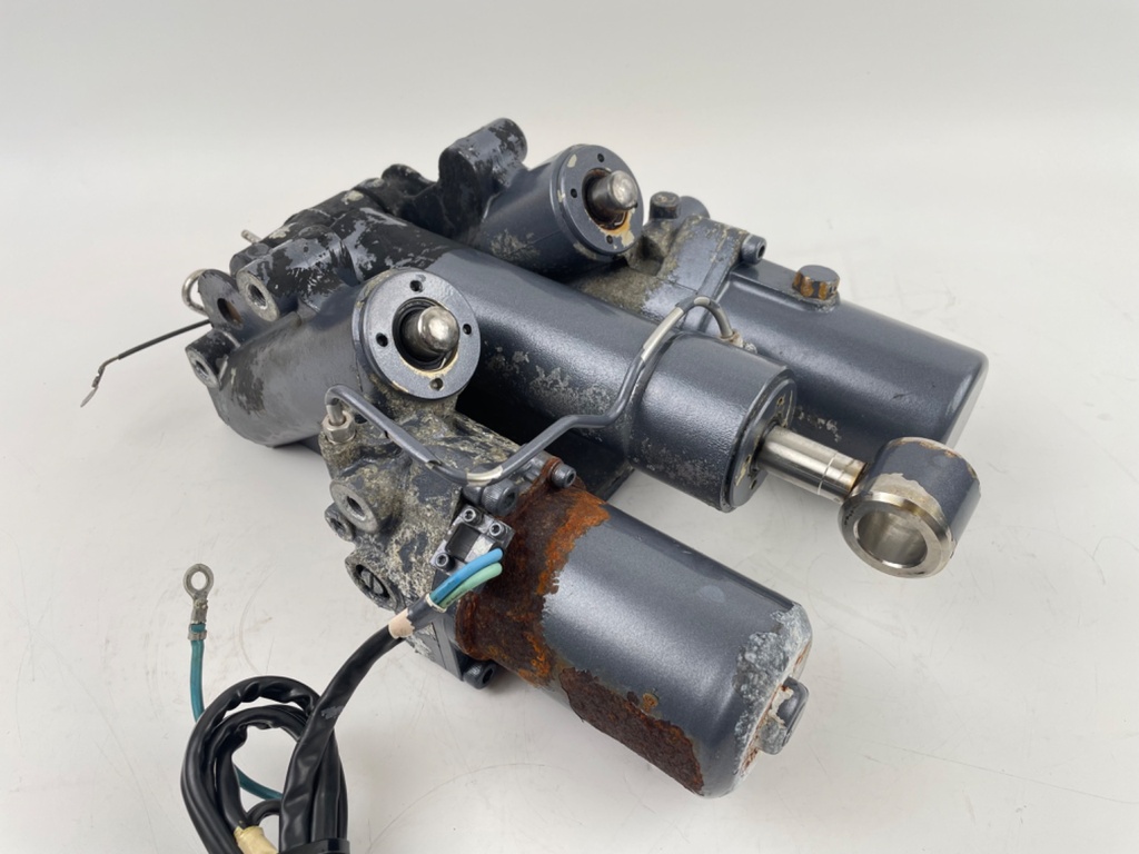 2003 Yamaha 225 HP 4 Stroke Outboard Power Trim Tilt Unit 69J-43800-00-4D OEM