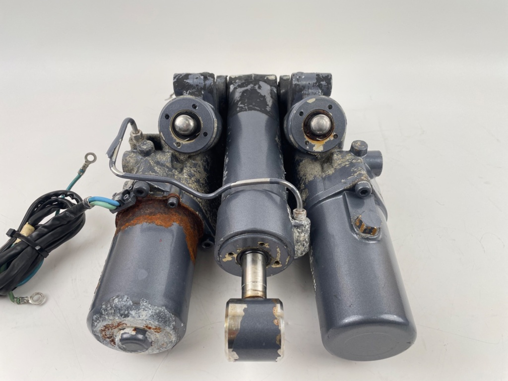 2003 Yamaha 225 HP 4 Stroke Outboard Power Trim Tilt Unit 69J-43800-00-4D OEM