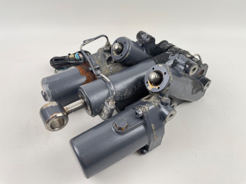2003 Yamaha 225 HP 4 Stroke Outboard Power Trim Tilt Unit 69J-43800-00-4D OEM