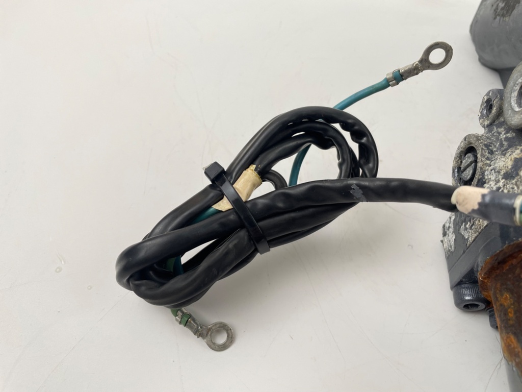 2003 Yamaha 225 HP 4 Stroke Outboard Power Trim Tilt Unit 69J-43800-00-4D OEM