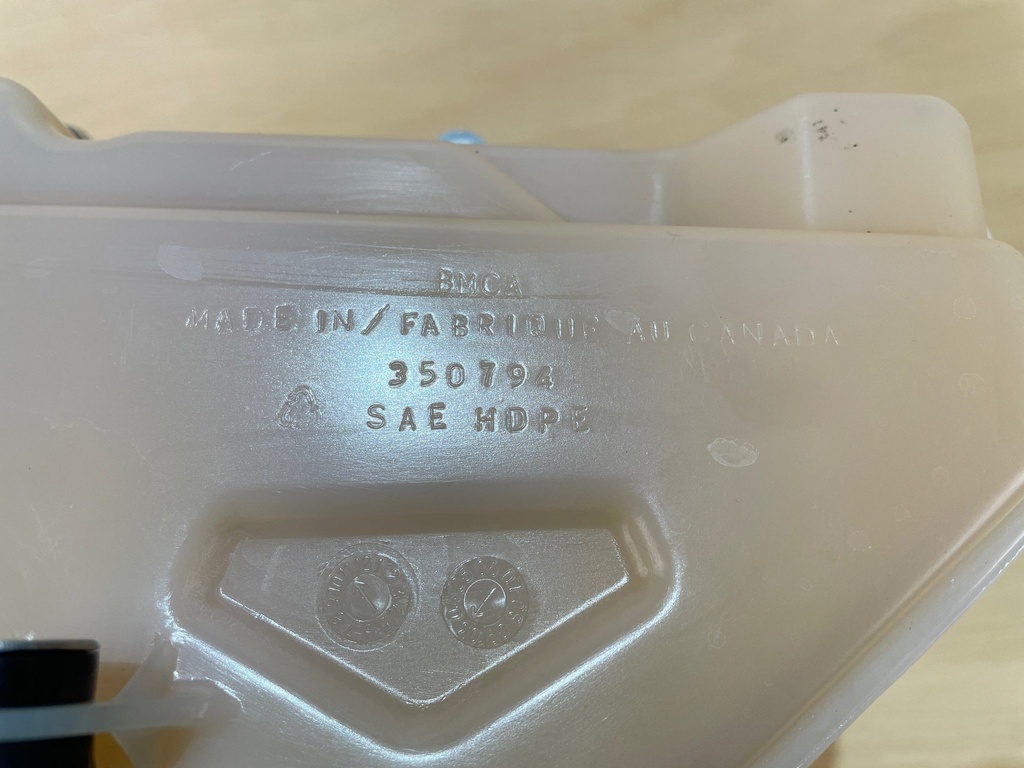 2004 Evinrude Etec 90HP Outboard Oil Tank With Pump 5005804