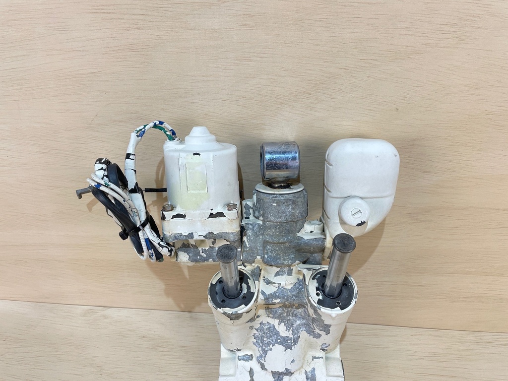 2001 Johnson 90HP Outboard Trim & Tilt Assembly 0438528