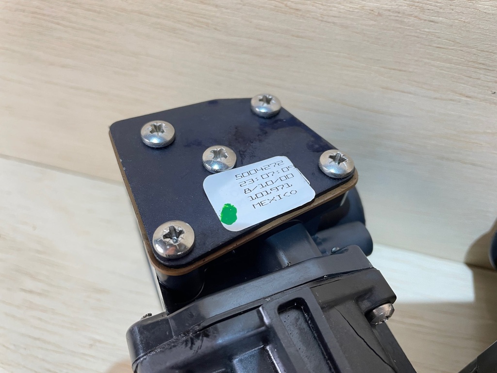 2001 Johnson 90HP 2 Stroke Port & Starboard Carburetor - 5004272 5004273