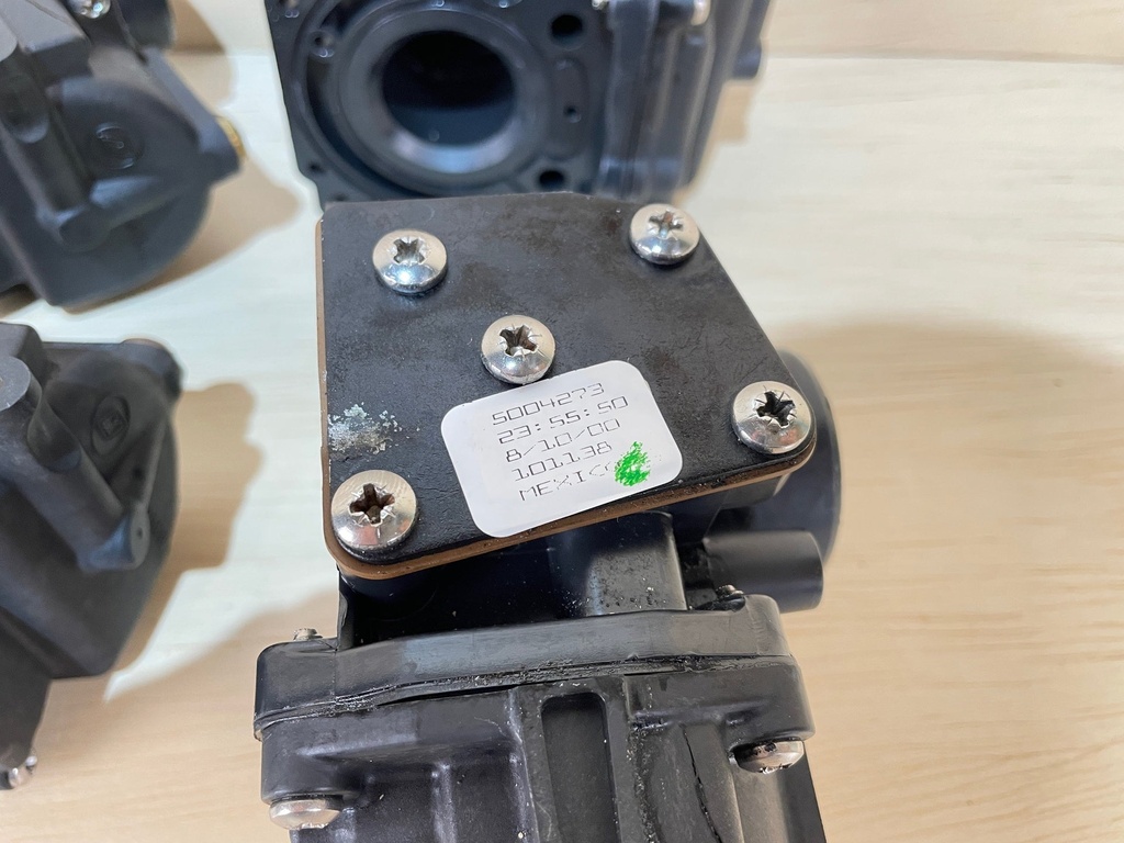 2001 Johnson 90HP 2 Stroke Port & Starboard Carburetor - 5004272 5004273