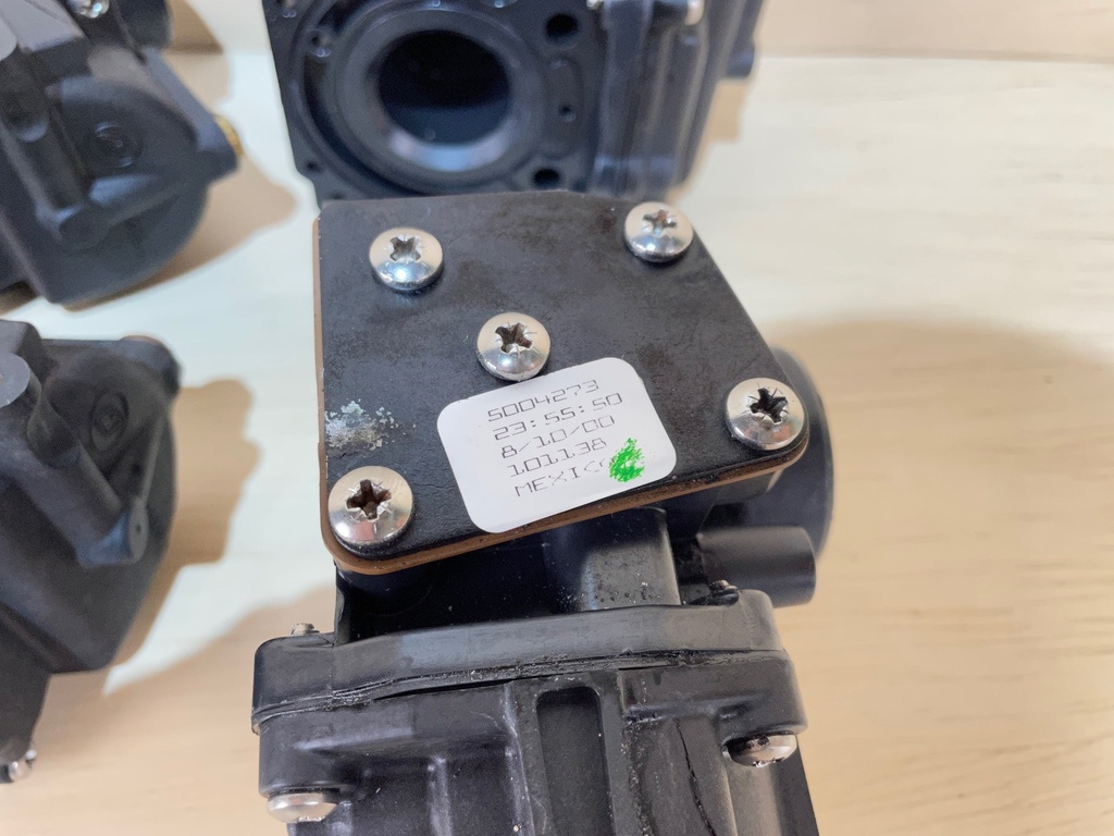 2001 Johnson 90HP 2 Stroke Port & Starboard Carburetor - 5004272 5004273