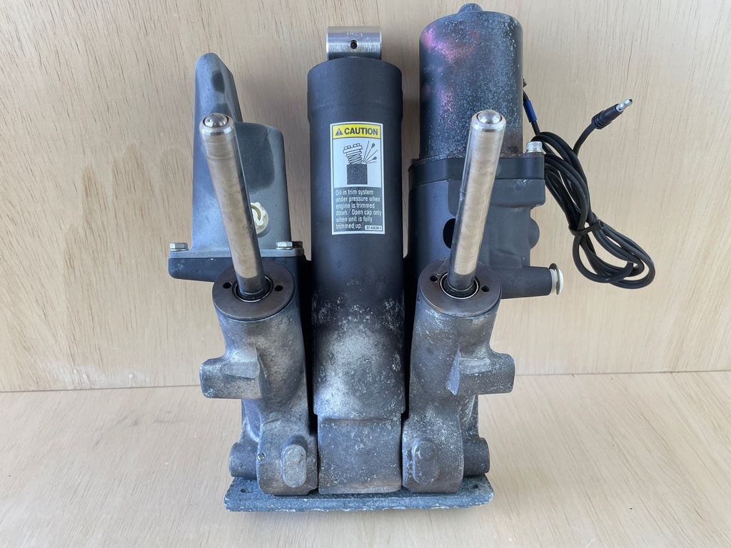 2003 Mercury 135HP Optimax Power Trim & Tilt Unit Assembly 855998A3 8M0168222