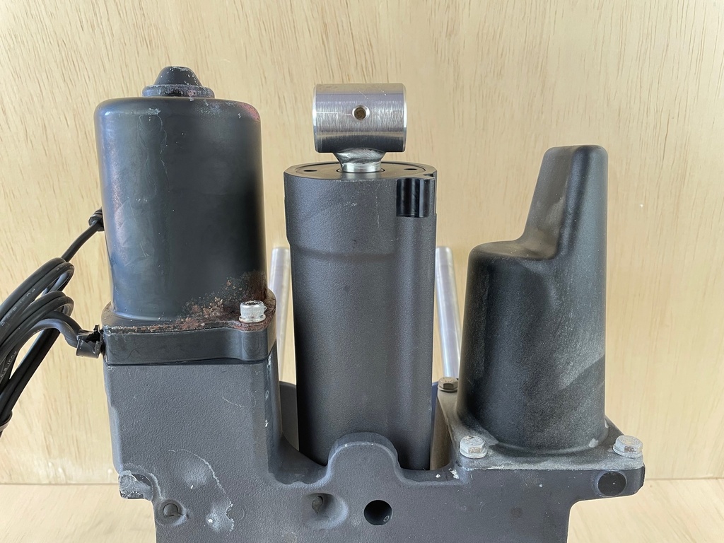 2003 Mercury 135HP Optimax Power Trim & Tilt Unit Assembly 855998A3 8M0168222