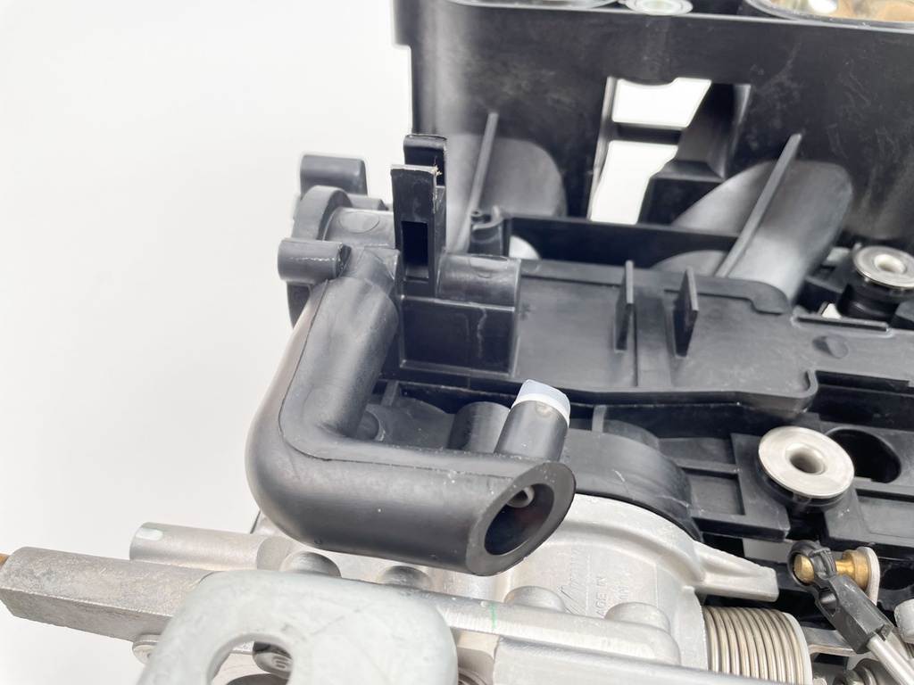 2012 Yamaha 150 HP 4 Stroke Outboard Intake Manifold & Throttle Body 63P-13751-01-00 OEM