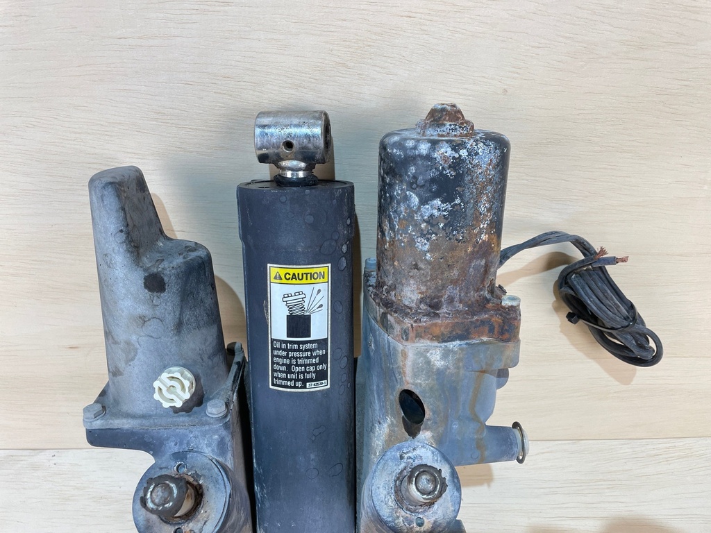 2001 Mercury 225HP Optimax Power Trim And Tilt Unit Assembly 2 Wire