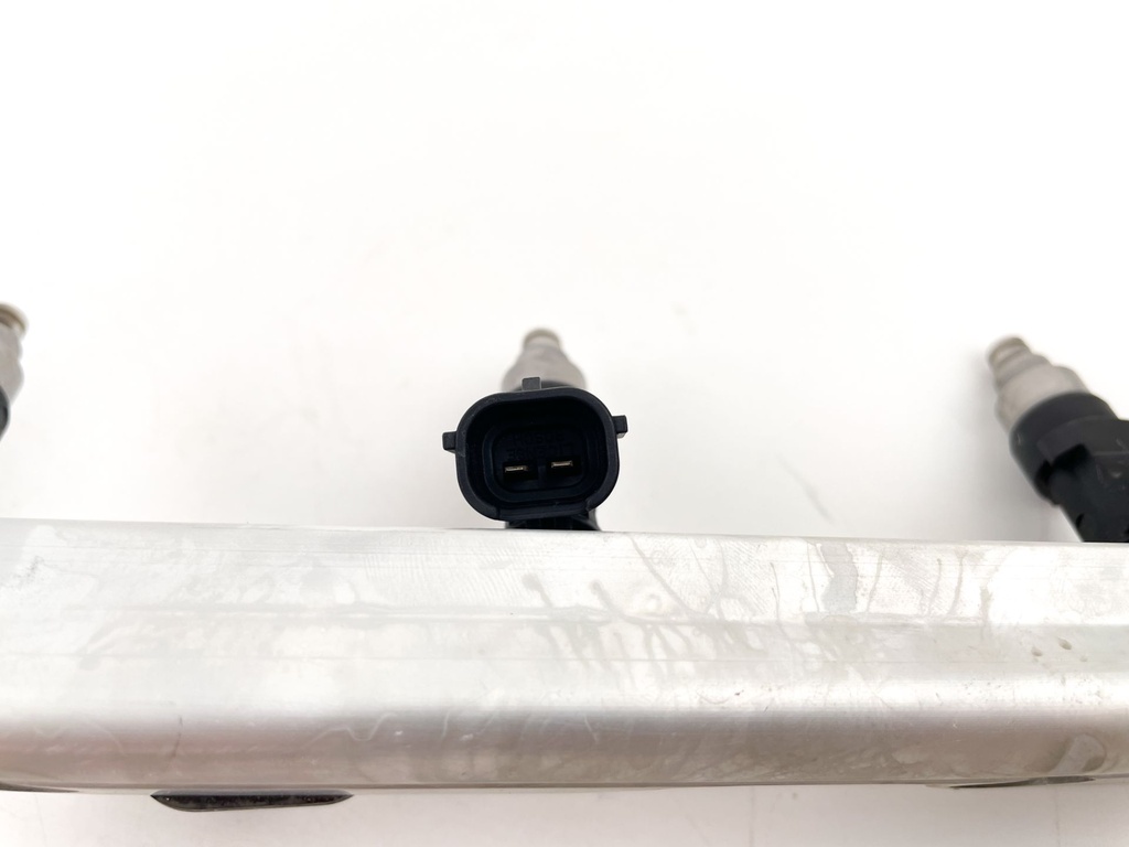 2013 Suzuki 60 HP 4 Stroke Outboard Fuel Injector Set W/ Rail 15710-85K00 OEM