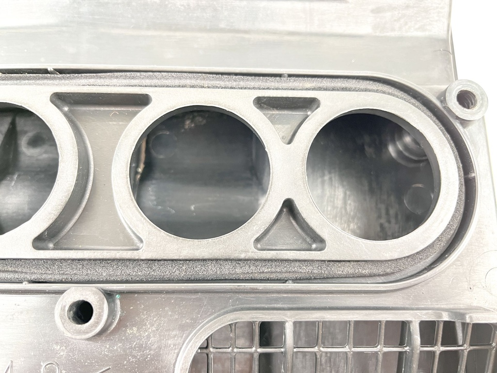 2001 Yamaha 225 HP 2 Stroke Outboard Intake Air Silencer Assembly 65L-14440-00-00