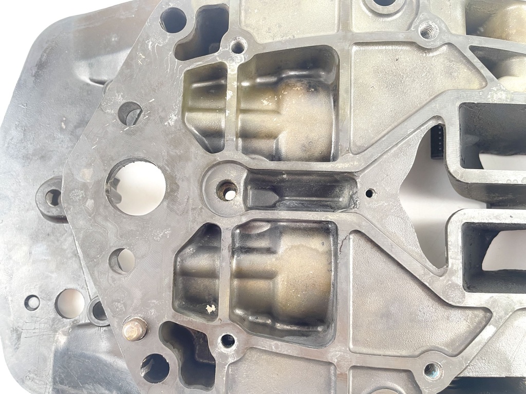 2001 Mercury 225 HP 2 Stroke Outboard Exhaust Plate Guide 832935A15 OEM