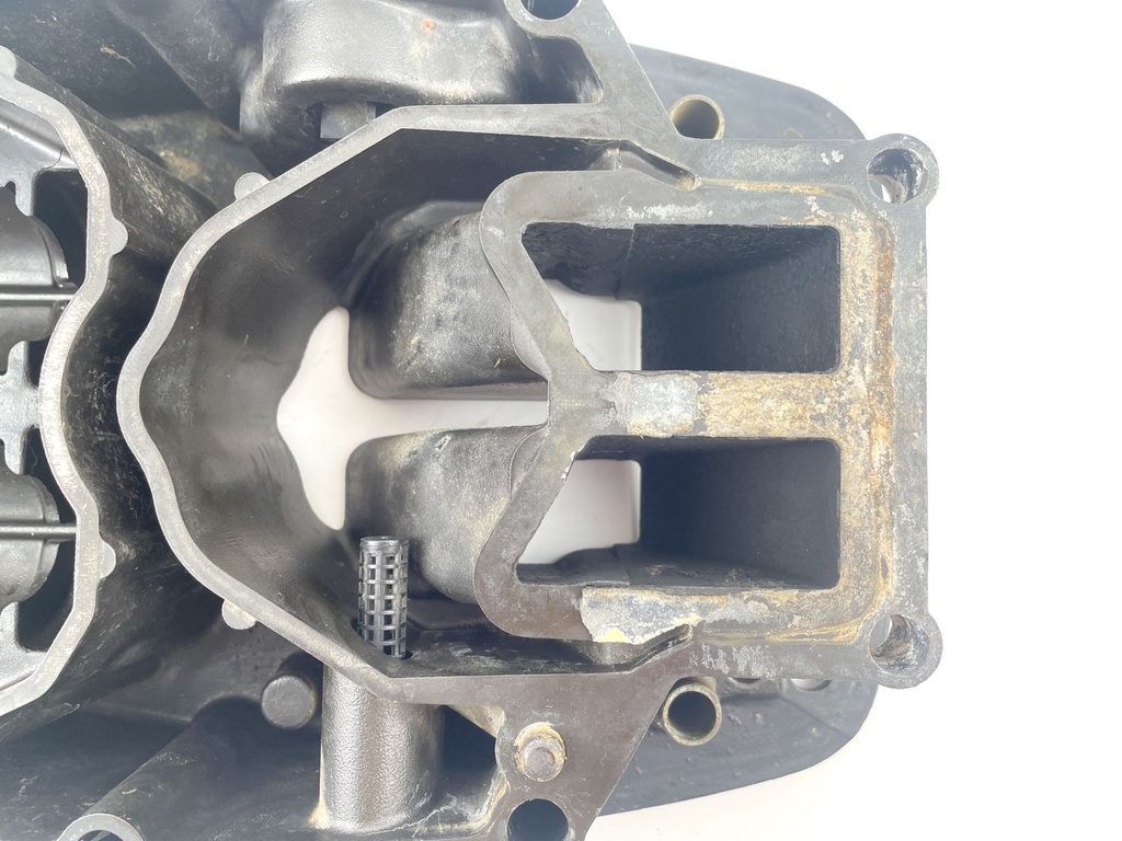 2001 Mercury 225 HP 2 Stroke Outboard Exhaust Plate Guide 832935A15 OEM