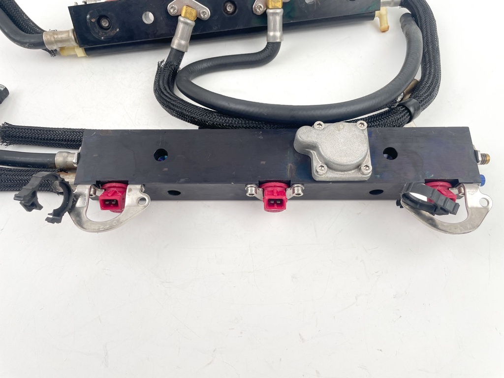 2001 Mercury 225 HP 2 Stroke Outboard Fuel Injector Set W/ Rail 884429A8 OEM