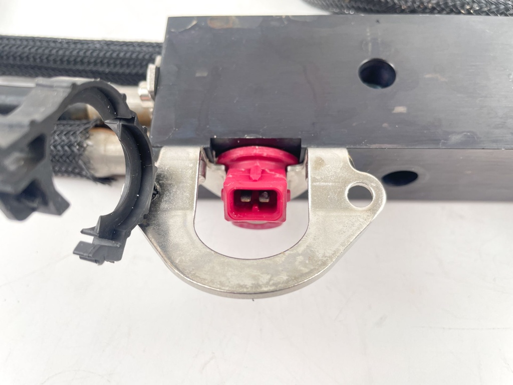 2001 Mercury 225 HP 2 Stroke Outboard Fuel Injector Set W/ Rail 884429A8 OEM