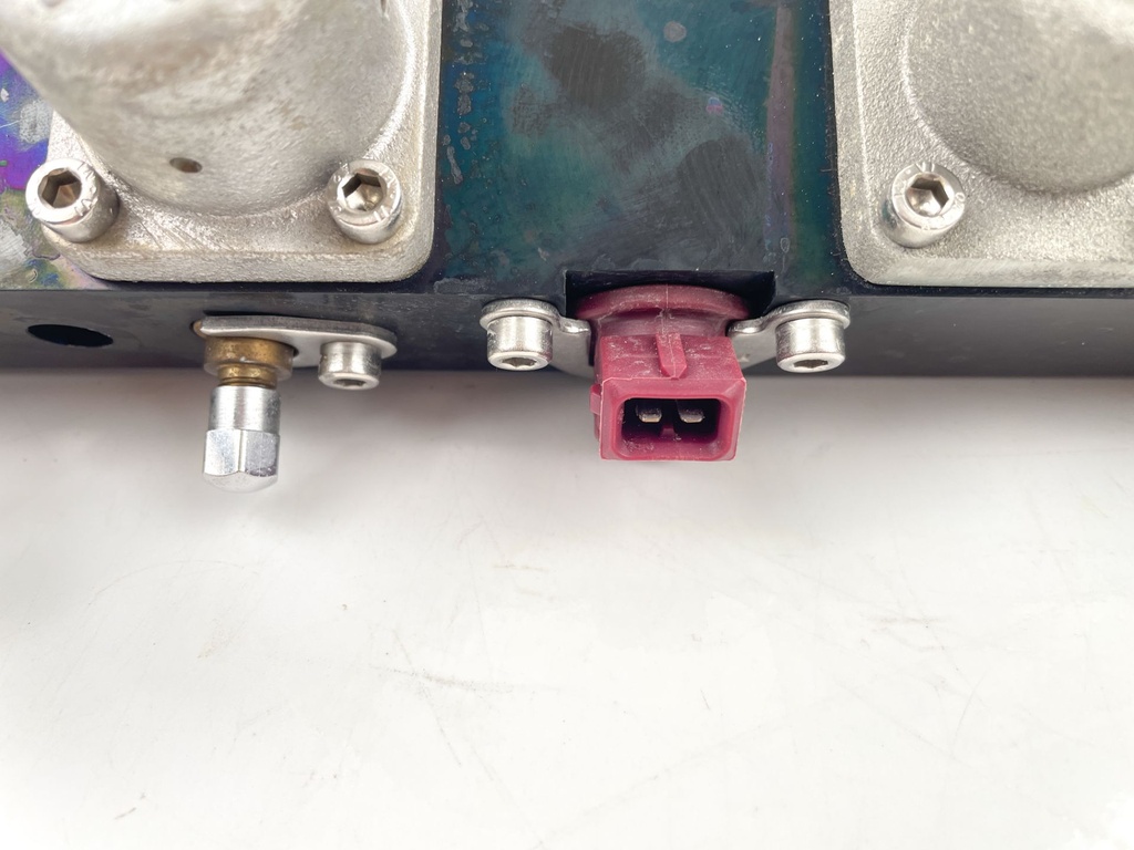 2001 Mercury 225 HP 2 Stroke Outboard Fuel Injector Set W/ Rail 884429A8 OEM