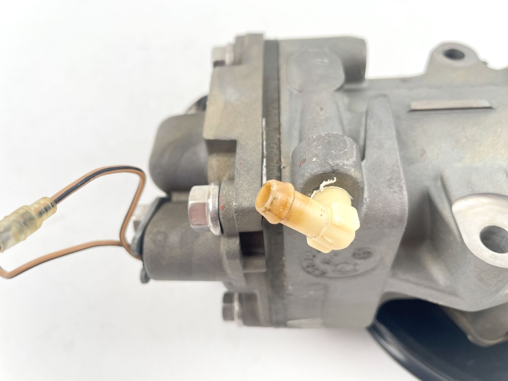 2001 Mercury 225 HP 2 Stroke Outboard Air Compressor Assembly 828123T15 OEM