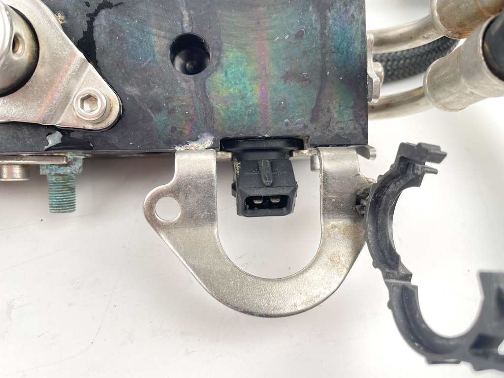 2001 Mercury 150 HP 2 Stroke Optimax Outboard Fuel Rail Set 858221T4 OEM