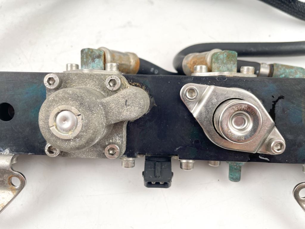 2001 Mercury 150 HP 2 Stroke Optimax Outboard Fuel Rail Set 858221T4 OEM