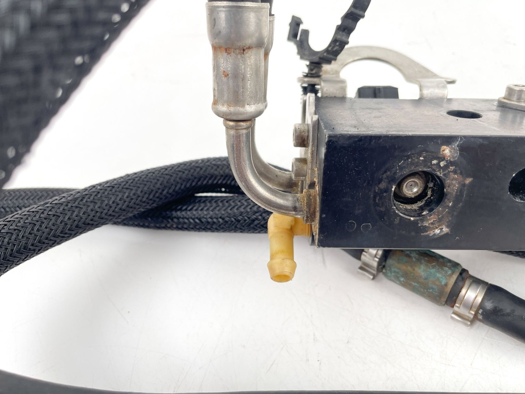 2001 Mercury 150 HP 2 Stroke Optimax Outboard Fuel Rail Set 858221T4 OEM