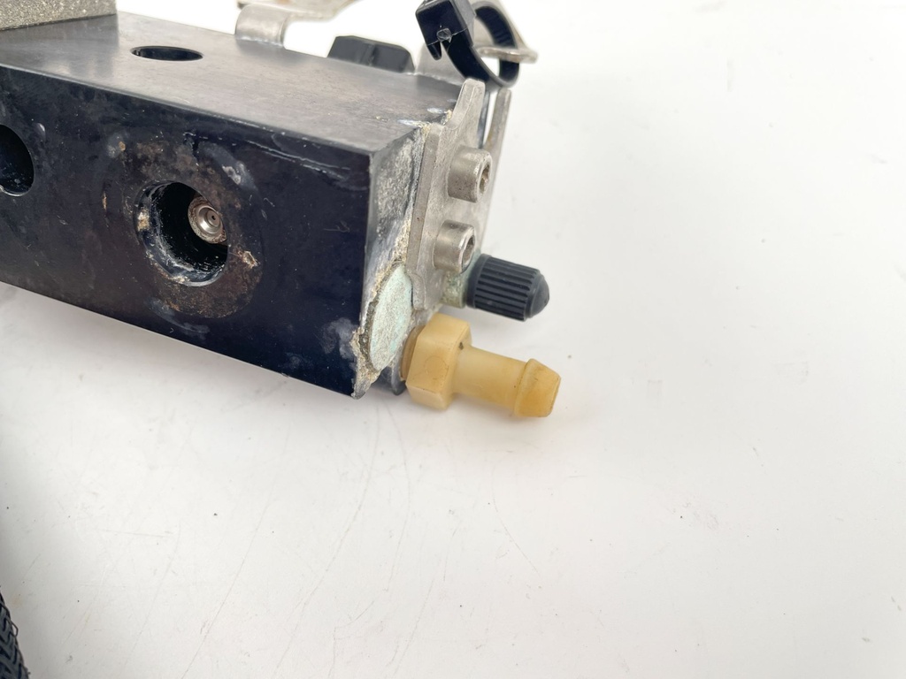 2001 Mercury 150 HP 2 Stroke Optimax Outboard Fuel Rail Set 858221T4 OEM