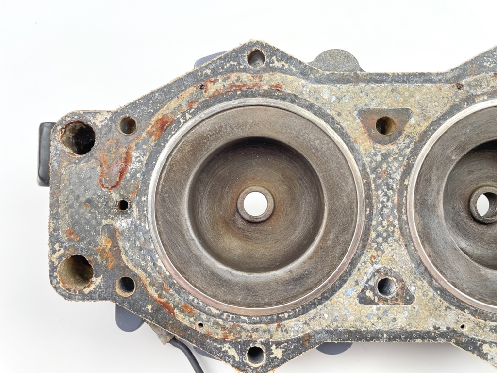 2002 Yamaha 150 HP 2 Stroke Outboard Starboard Cylinder Head 6G5-11111-04-1S OEM