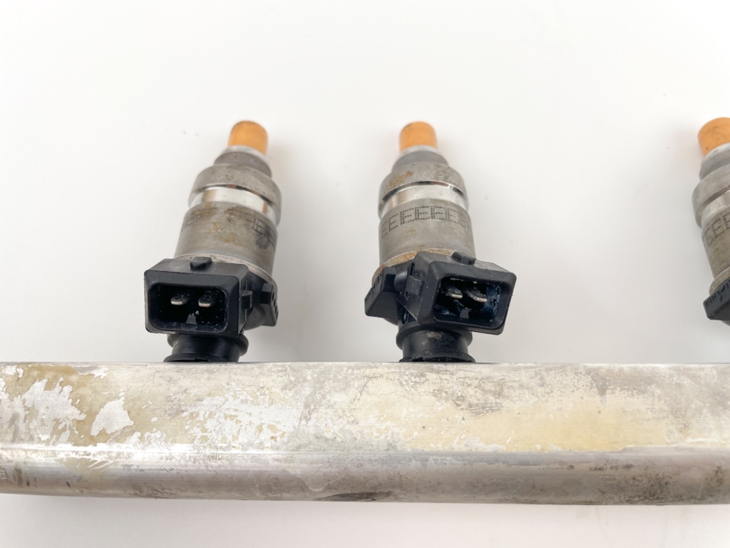 2000 Yamaha 250 HP 2 Stroke Outboard Fuel Injector Set W/ Rail 65L-13761-00-00 OEM