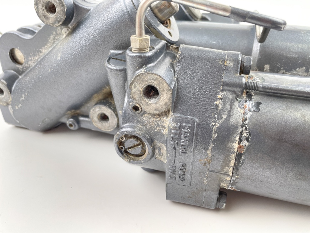 2000 Yamaha 250 HP 2 Stroke Outboard Power Trim Tilt Unit 61A-43800-25-4D OEM