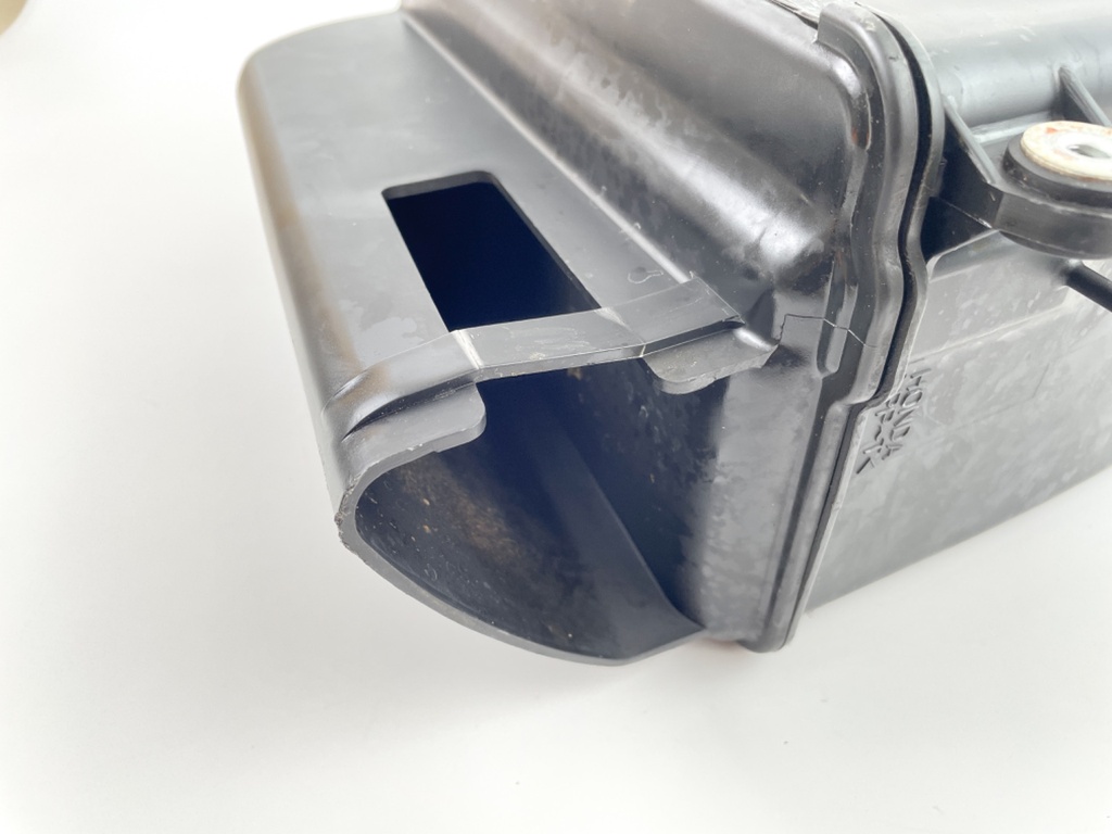 2004 Honda 130 HP 4 Stroke Outboard Intake Air Silencer Assembly 17371-ZW5-000 OEM