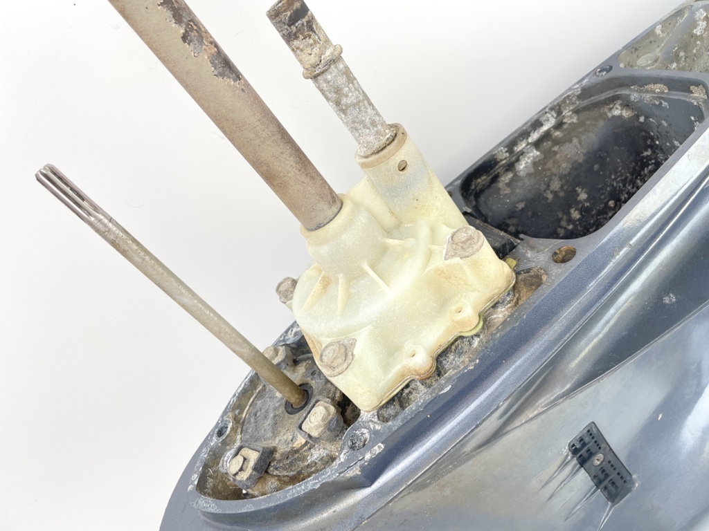 2004 + Yamaha 150HP 4 Stroke 25" Shaft Lower Unit Gear Case 63P-45300-17-8D RH