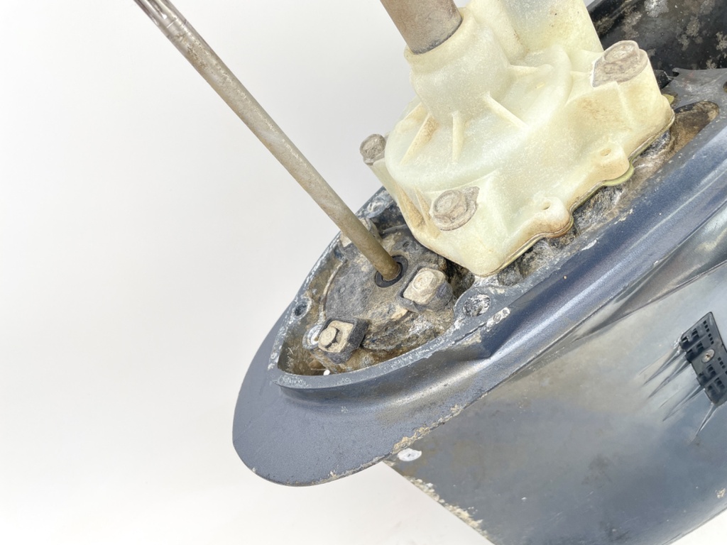 2004 + Yamaha 150HP 4 Stroke 25" Shaft Lower Unit Gear Case 63P-45300-17-8D RH