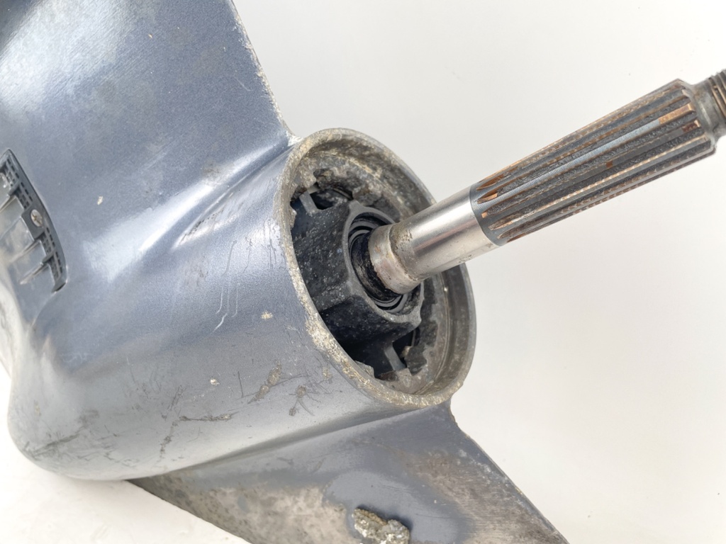 2004 + Yamaha 150HP 4 Stroke 25" Shaft Lower Unit Gear Case 63P-45300-17-8D RH