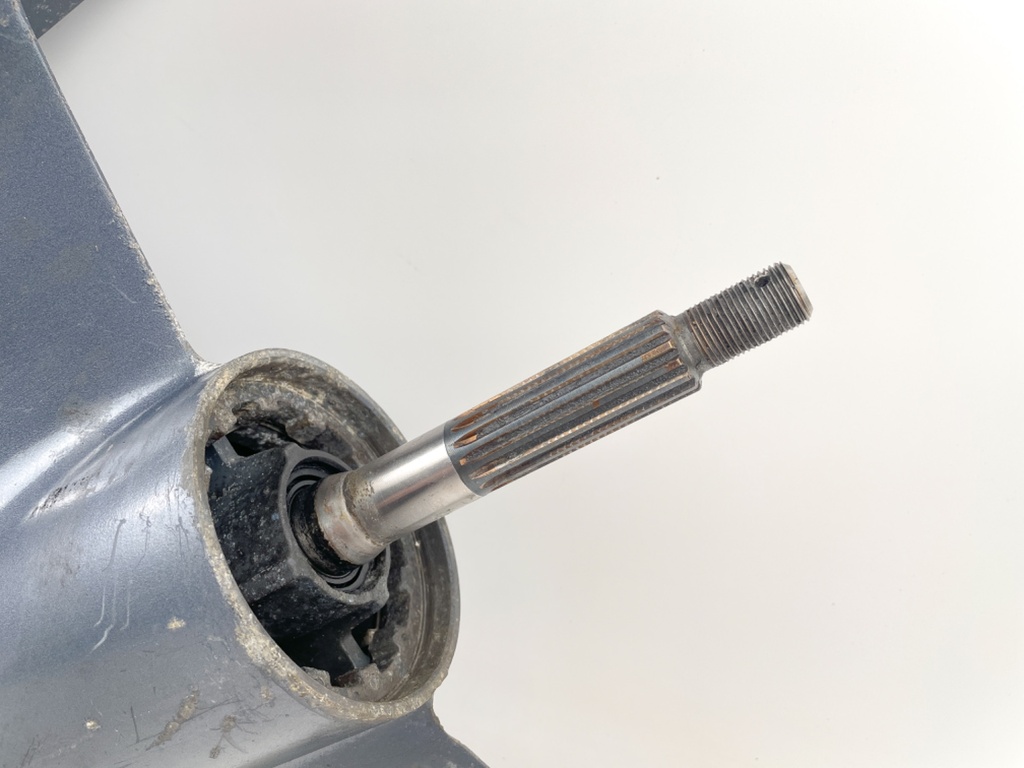 2004 + Yamaha 150HP 4 Stroke 25" Shaft Lower Unit Gear Case 63P-45300-17-8D RH